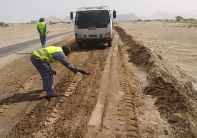 استئناف أعمال صيانة طريق بيحان عتق