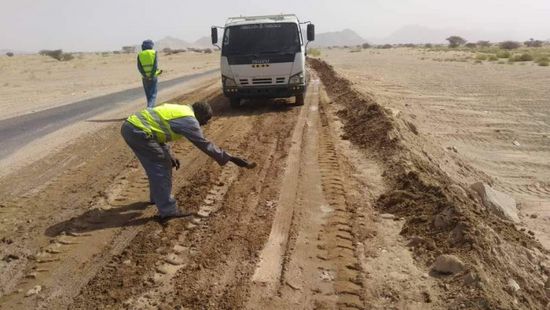 استئناف أعمال صيانة طريق بيحان عتق