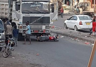 شاب يلفظ أنفاسه تحت عجلات شاحنة في الحبيلين