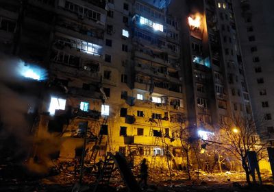 أوكرانيا.. إصابة 3 أشخاص إثر سقوط صاروخ على بناية سكنية بكييف