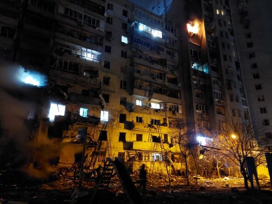 أوكرانيا.. إصابة 3 أشخاص إثر سقوط صاروخ على بناية سكنية بكييف