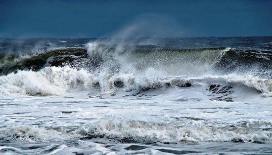 سرعة الرياح 26 عقدة.. اضطراب بحري بخليج عدن