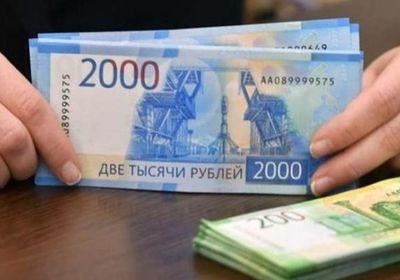 الروبل الروسي يتراجع لمستوى قياسي أمام الدولار