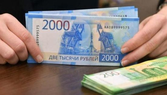 الروبل الروسي يتراجع لمستوى قياسي أمام الدولار