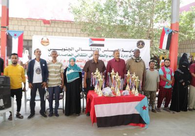 كؤوس للفائزين بمنافسات المهرجان الرياضي في عدن