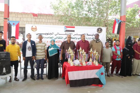 كؤوس للفائزين بمنافسات المهرجان الرياضي في عدن