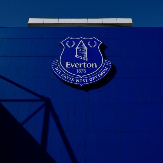 إيفرتون يفسخ عقود الشركات الروسية بشكل فوري