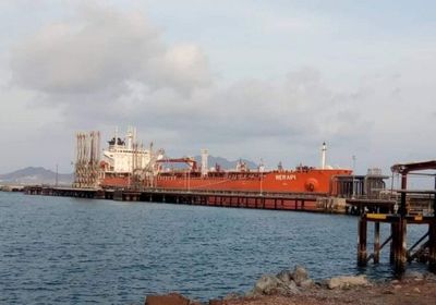 "تكريم" الإماراتية تفرغ حمولة مساعدات بسقطرى