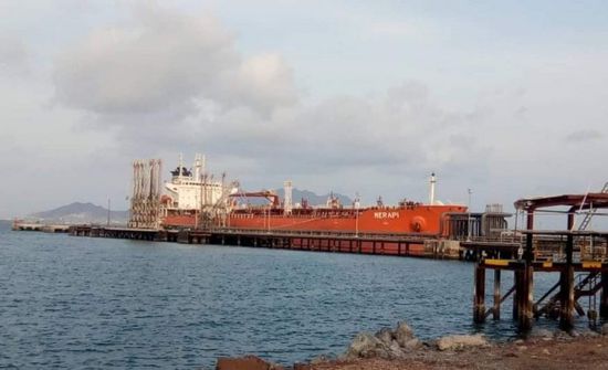 "تكريم" الإماراتية تفرغ حمولة مساعدات بسقطرى