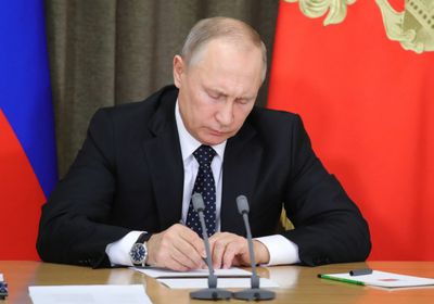 بوتين يوقع مرسومًا يسمح بسداد الديون بالروبل