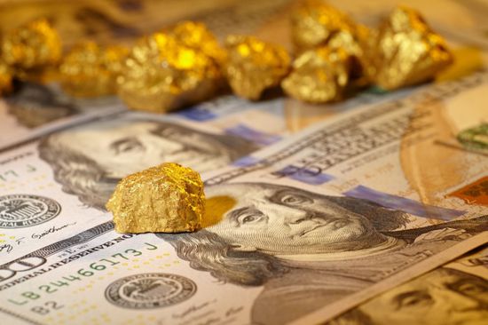 الذهب يتخطى الـ2000 دولار بسبب الغزو الروسي