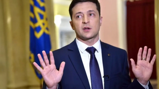 بطريقة جديدة.. رئيس أوكرانيا يُوجه رسائل بشأن الحرب