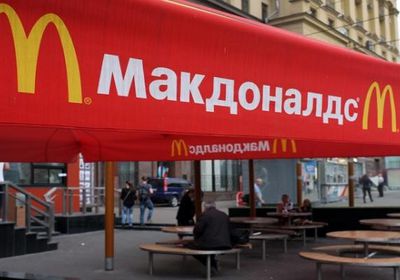 ماكدونالدز تقاطع روسيا.. العقوبات تصل للوجبات السريعة