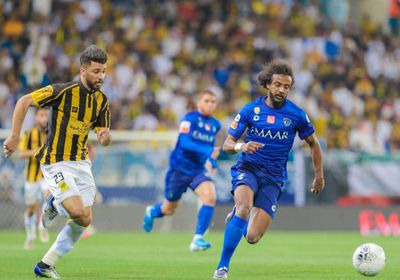 الهلال يحسم كلاسيكو السعودية ويعرقل الاتحاد