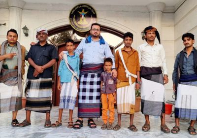 ثابت العولقي يطمئن على أسرة الشهيد سعيد تاجرة