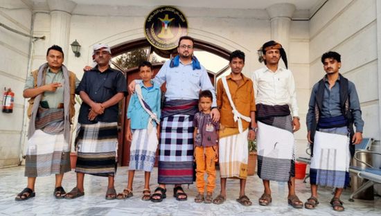 ثابت العولقي يطمئن على أسرة الشهيد سعيد تاجرة