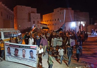 هتافات منددة بالاحتلال اليمني.. حشود سيئون ترفض مليشيا الإخوان