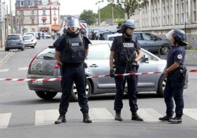 فرنسا.. مسلح يهاجم أفراد شرطة بسكين في مرسيليا