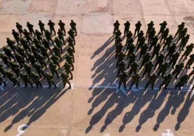 عرض عسكري بختام دورة للحزام الأمني في عدن