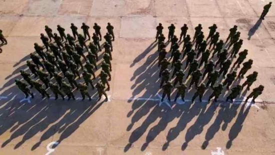 عرض عسكري بختام دورة للحزام الأمني في عدن
