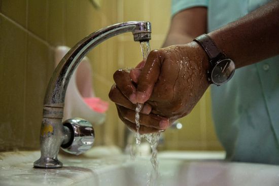 نصفهم أطفال.. يونيسف: 16 مليونا يحتاجون للوصول للمياه والصرف