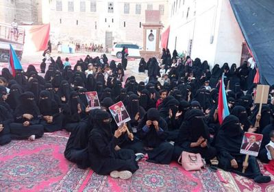 "نساء حضرميات" تطالب برحيل "العسكرية الأولى"