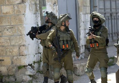 القوات الإسرائيلية تعتقل 16 فلسطينياً من الضفة الغربية