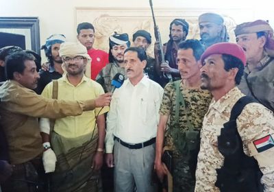 رئيس انتقالي أبين يزور السيد بعد نجاته من محاولة اغتيال