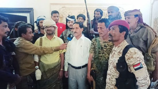 رئيس انتقالي أبين يزور السيد بعد نجاته من محاولة اغتيال