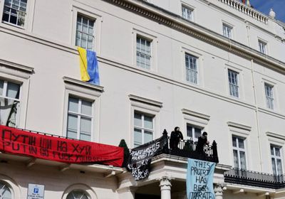بريطانيا.. اقتحام قصر ملياردير روسي في لندن