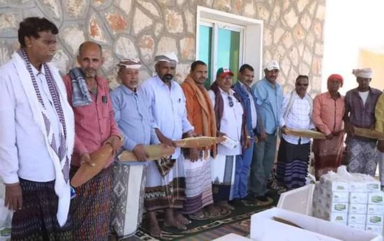 خليفة الإنسانية توزع "طلع النخيل" على مزارعي سقطرى