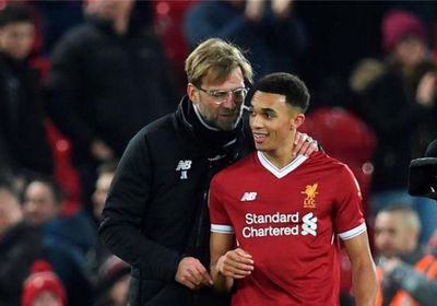 مدرب ليفربول يهدد منتقدي أداء ألكسندر أرنولد بـ "الضرب"