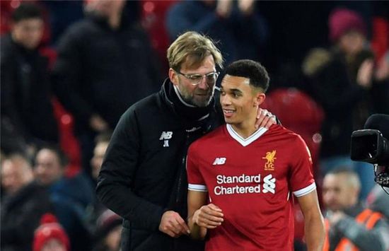 مدرب ليفربول يهدد منتقدي أداء ألكسندر أرنولد بـ "الضرب"