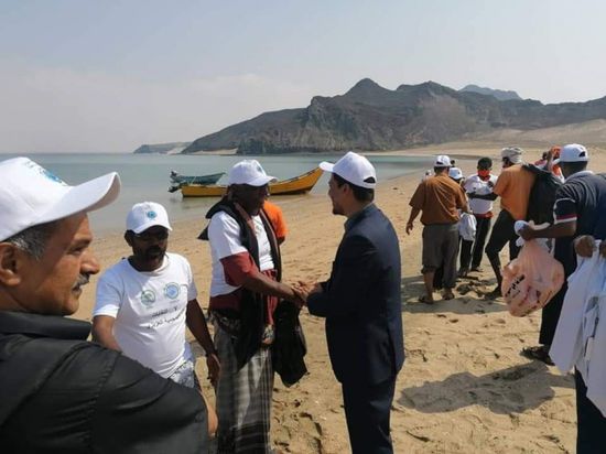 تدشين حملة نظافة في جزيرة العزيزي بعدن