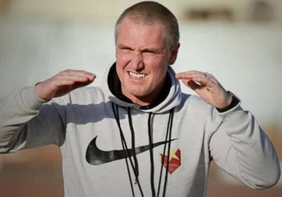 عقب الهزيمة من الأهلي.. إقالة مدرب المريخ السوداني