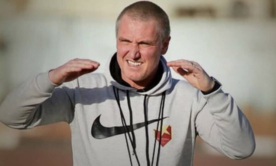 عقب الهزيمة من الأهلي.. إقالة مدرب المريخ السوداني