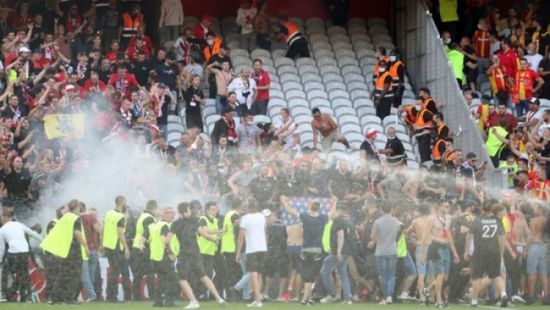 زجاجة مياه تلغي مباراة كرة قدم بالدوري الألماني