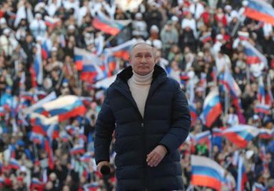 كيف رد زيلينسكي على ظهور بوتين في استاد بموسكو؟