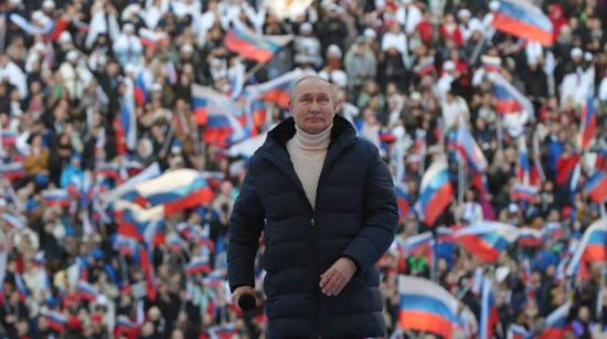 كيف رد زيلينسكي على ظهور بوتين في استاد بموسكو؟