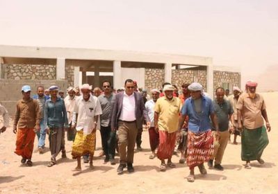 وزير الزراعة يأمر بإنشاء كواسر أمواج في 3 مواقع بسقطرى