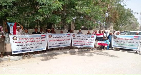 متظاهرون يطالبون بطرد مليشيا الإخوان في القطن