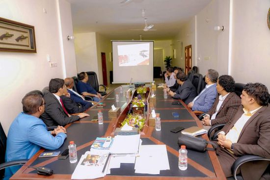  محافظ عدن يستقبل رئيس الاتحاد الدولي للسباحة ويهديه درعا