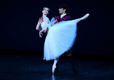 راقصو باليه روس وأوكران يشاركون في حفل لدعم أوكرانيا