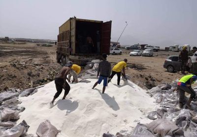 إتلاف حاوية سكر متعفن واردة بميناء عدن