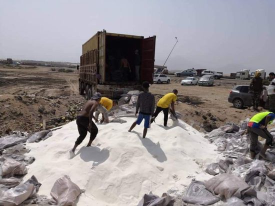 إتلاف حاوية سكر متعفن واردة بميناء عدن