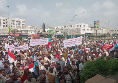 حشود تندد بفساد الشرعية في ساحة العروض