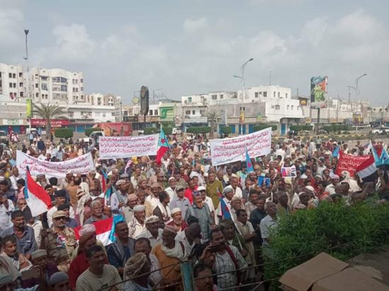 حشود تندد بفساد الشرعية في ساحة العروض