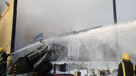 بالصور.. إخماد حريق محطة كهرباء صامطة بالسعودية