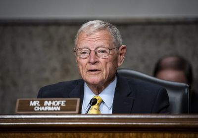 سيناتور أمريكي يطالب بايدن بتصنيف الحوثيين منظمة إرهابية