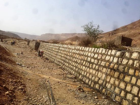 استباقا للأمطار.. بناء 300 متر حواجز مائية في تريم